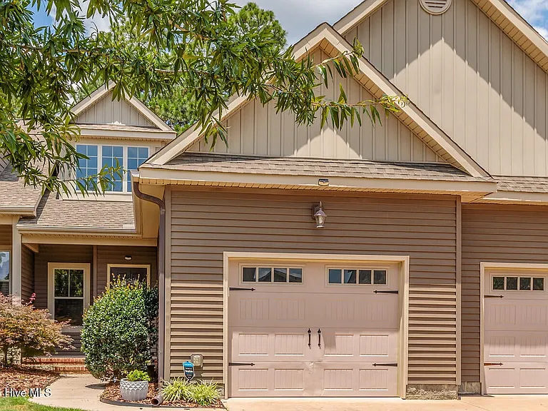22 Cypress Cir — Photo 1