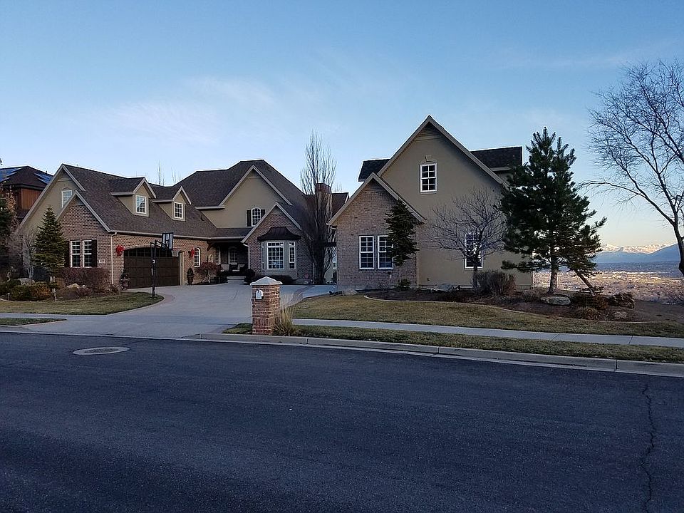 2nd image of 627 E Rocky Knoll Ln