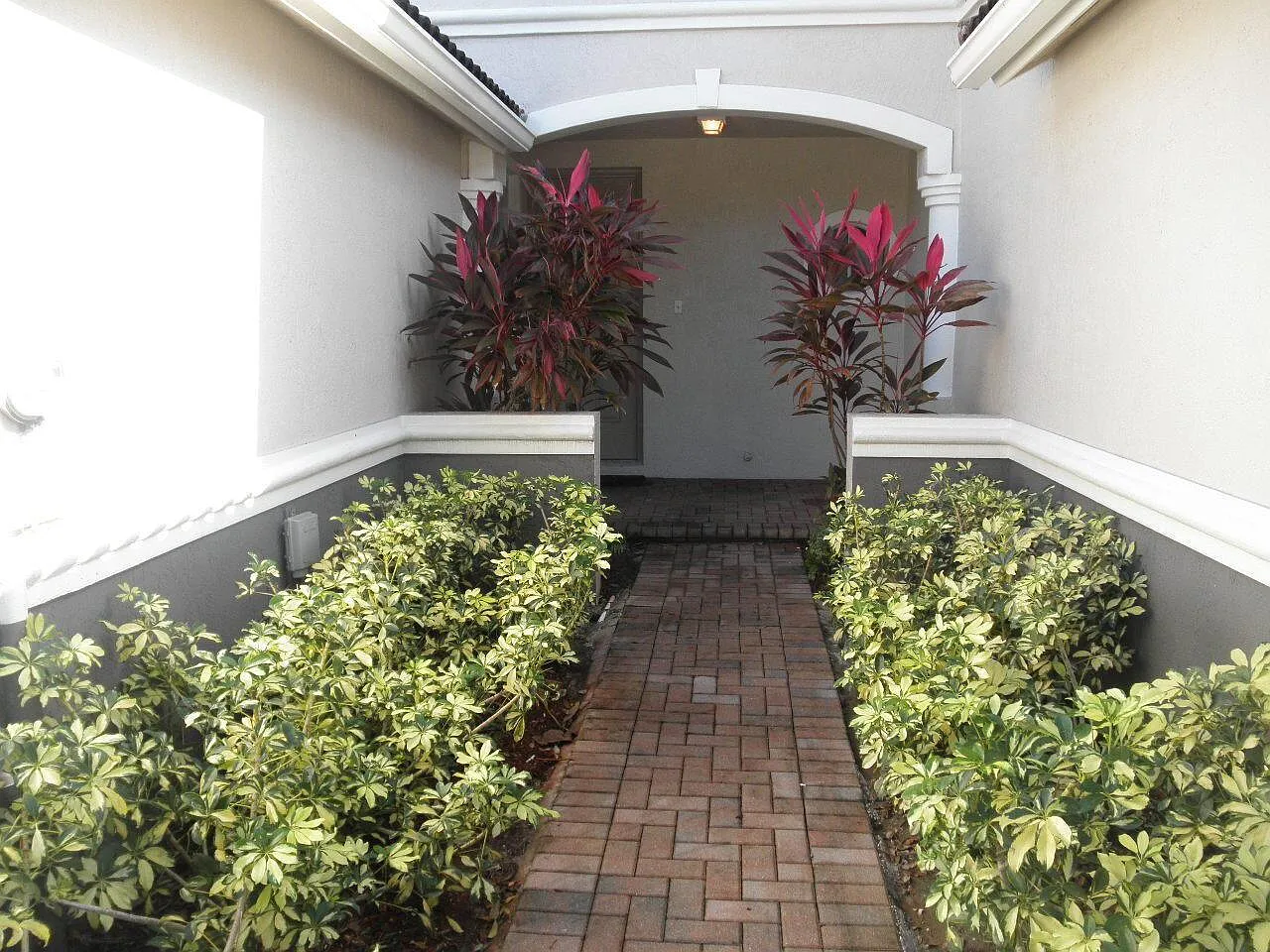 3 bed, 1972 sqft, $2,600 — Photo 2