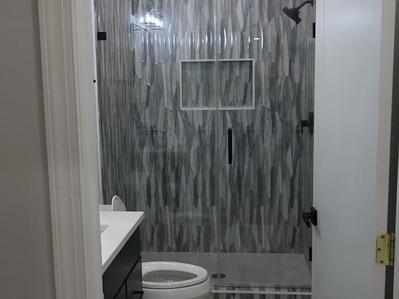 STANDING SHOWER WITH MORDERN LOOK