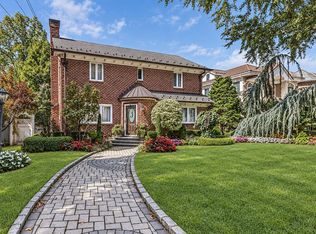 248 148th St, Whitestone, NY 11357