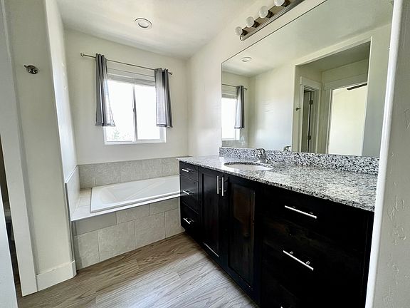 3rd image of 873 N Gleneagles Ct W