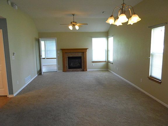 4th image of 2349 Surrey Dr