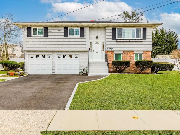 36 Espie Lane, North Babylon, NY 11703