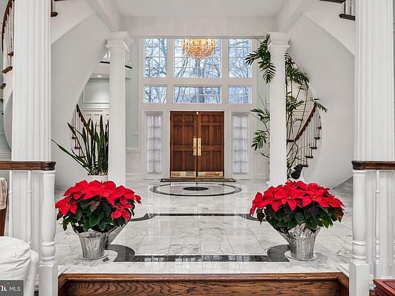 5th image of 8 Grenoble Ct