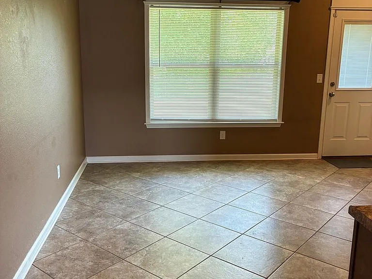 2712 Ridgewood Rd — Photo 3