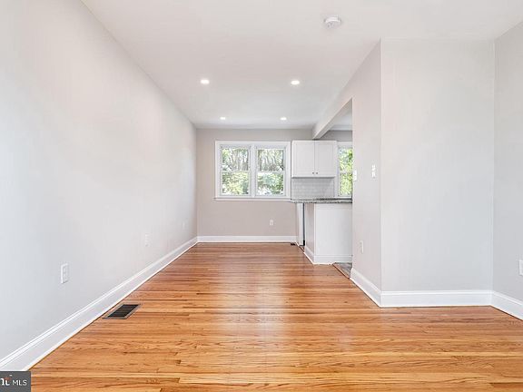 5th image of 3427 Valley Green Dr