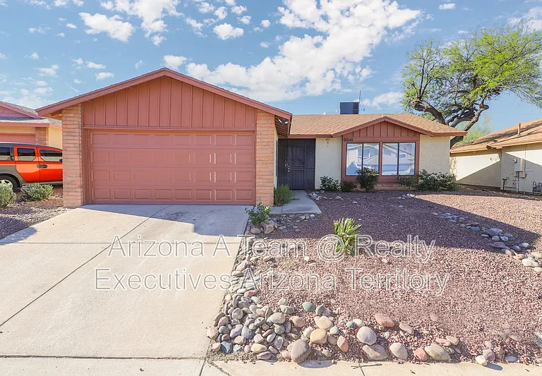 10140 E Karen Pl — Photo 1