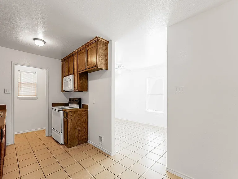 315 Isbell Rd — Photo 6