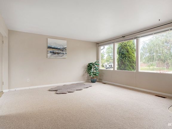 4th image of 681 SE 5th Ave
