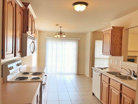 5th image of 305 E Sweetwater Dr