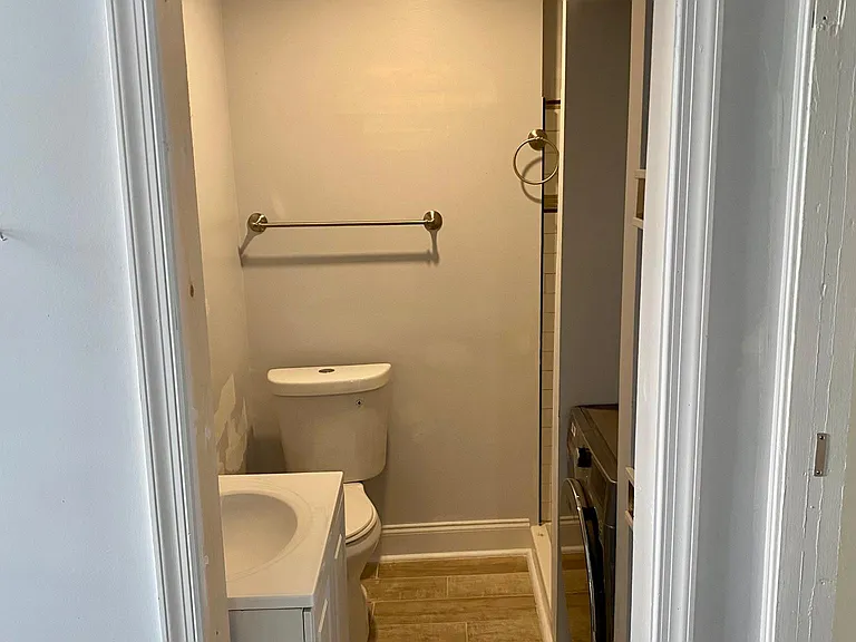 363 Leverington Ave #1R — Photo 3