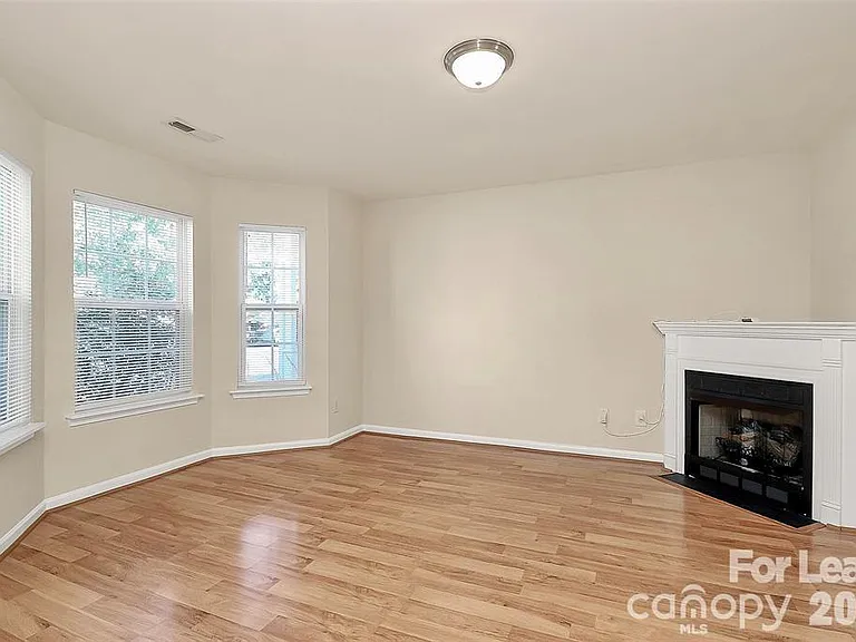 915 Par One Ct — Photo 6