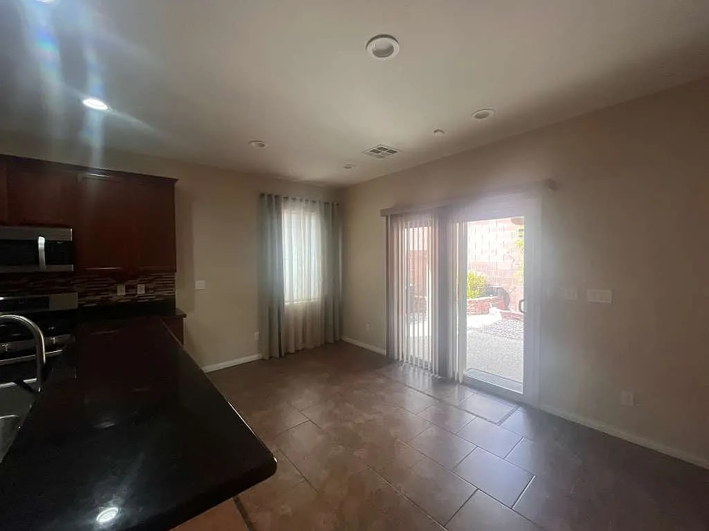 3 bed, 3.5 bath, 1798 sqft, $2,300 — Photo 4