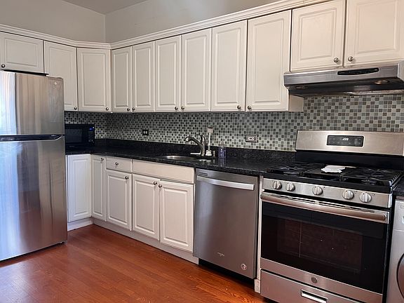 2nd image of 749 W Wellington Ave APT 1