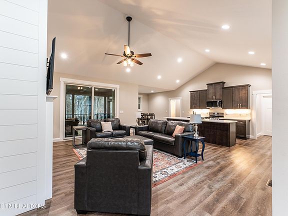 5th image of 326 Beachwood Dr