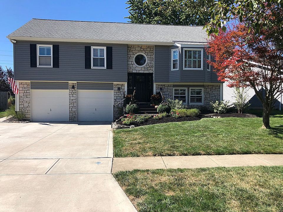 1st image of 490 Carriage Dr