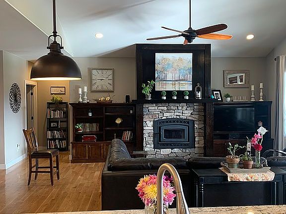 3rd image of 404 Lombard Ln