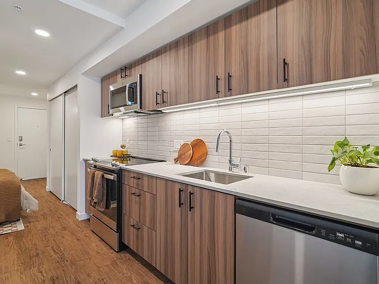 17-web-or-mls-21st Ave S-0606-017