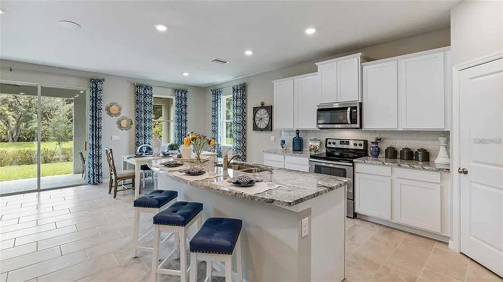 4 bed, 2.5 bath, 2045 sqft, $3,500 — Photo 4