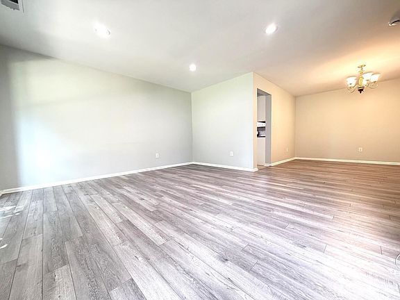 5th image of 511 Dunn Cir