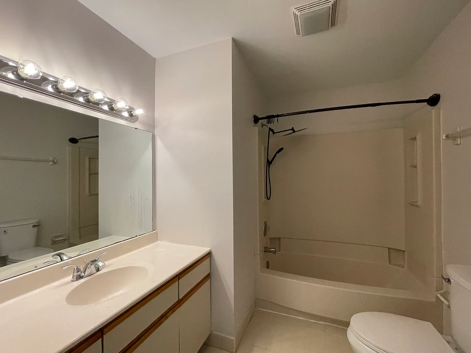2 bed, 1.5 bath, 1184 sqft, $1,650 — Photo 4