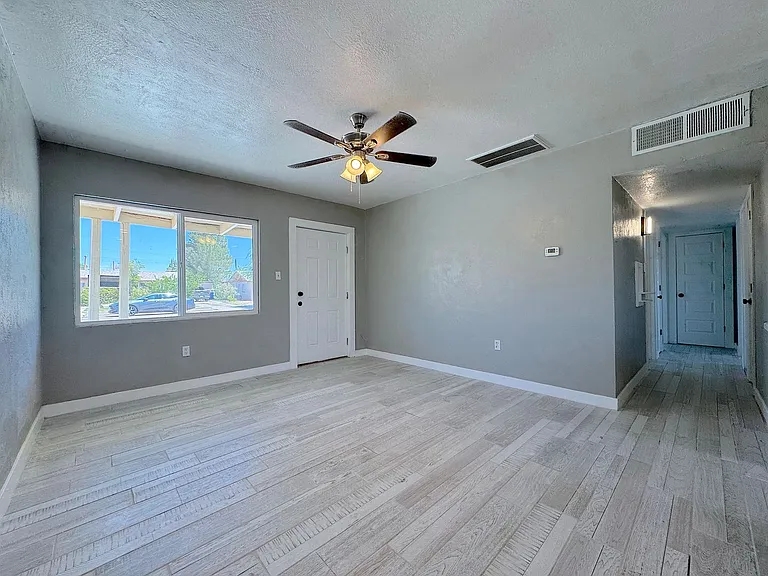 4918 Tetons Dr — Photo 2