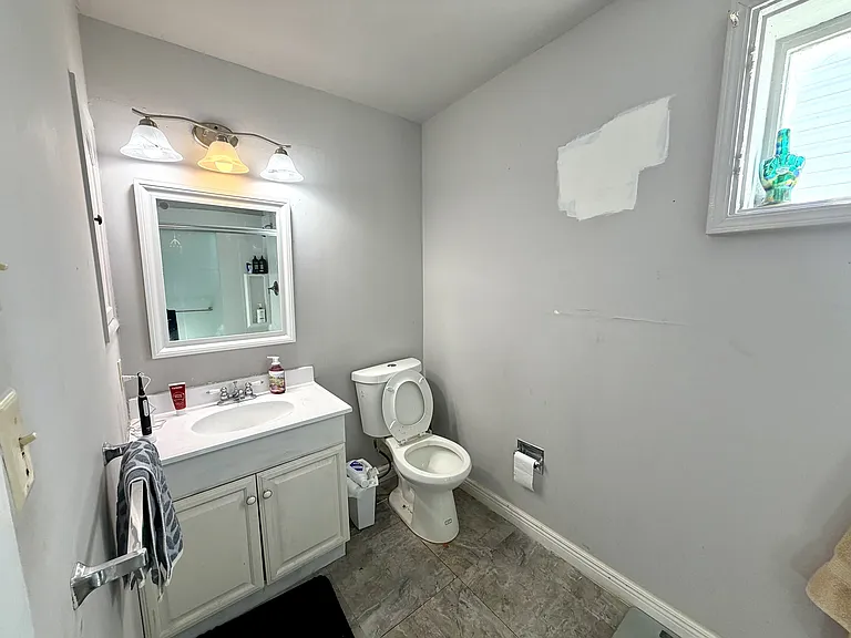 2242 Victor St — Photo 9