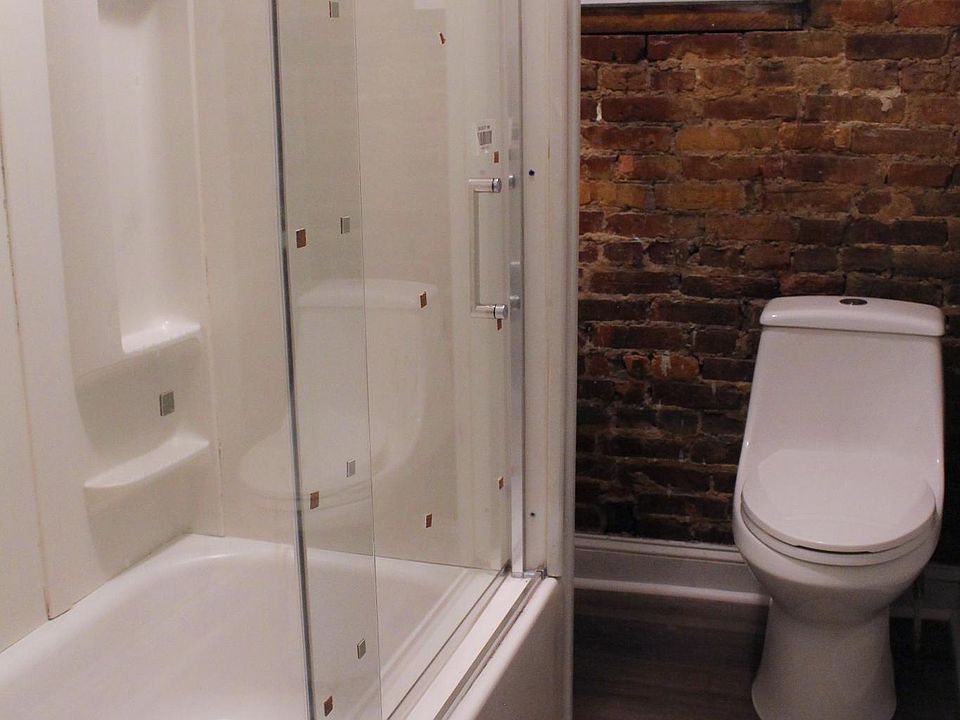 Shower/tub combo, new toilet