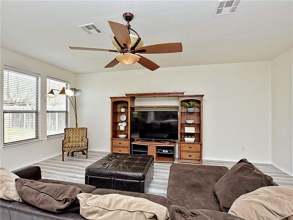 5th image of 312 Leanne Dr