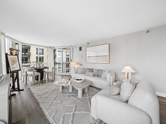4th image of 1 E Delaware Pl APT 34A