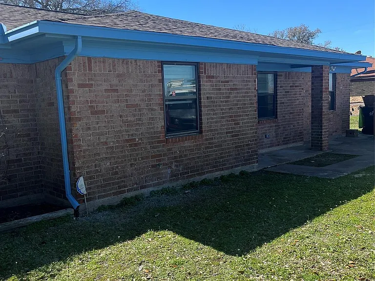 402 Thompson Dr — Photo 4
