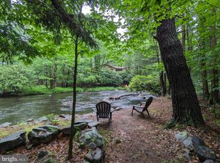 2300 Hillcrest Dr, Pocono Pines, PA 18350