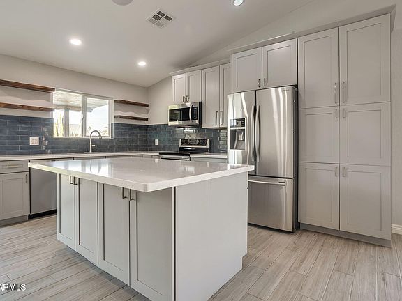 5th image of 726 E AIRE LIBRE Avenue