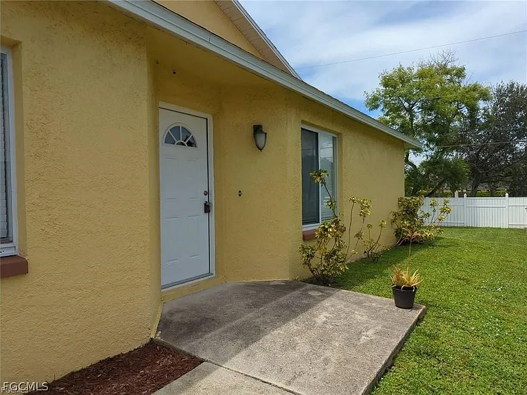 1503 SW 48th Ter — Photo 2