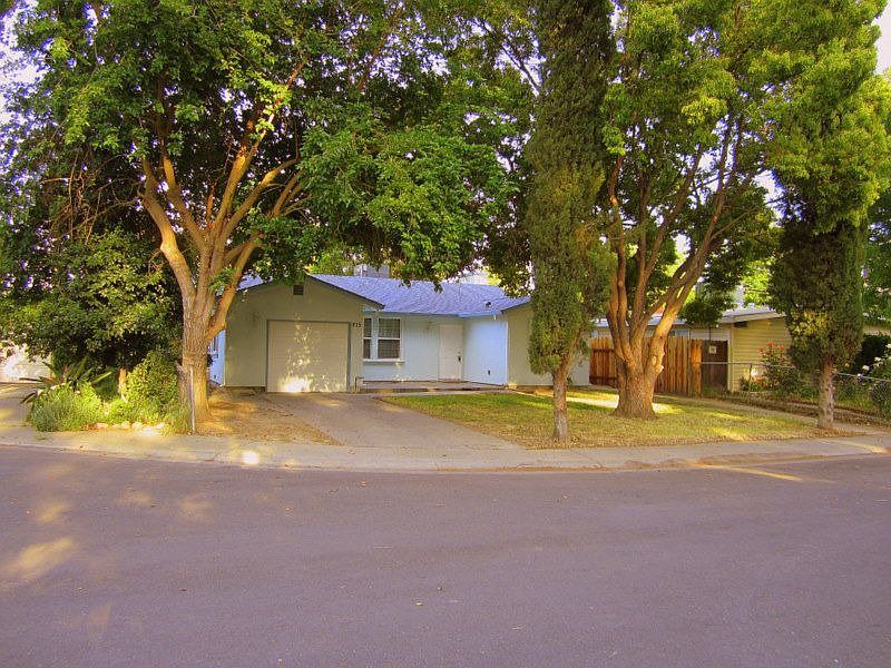 1st image of 815 Stuart Ct