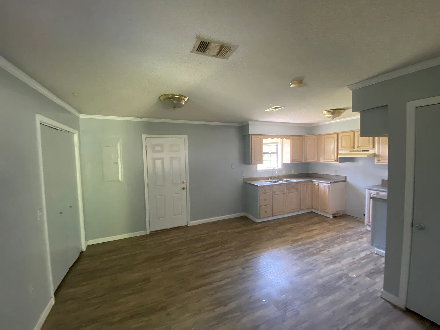 3 bed, 1.5 bath, 1400 sqft, $1,350 — Photo 3