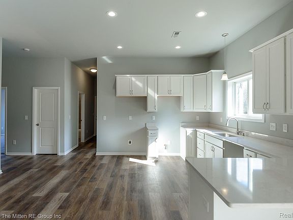 4th image of 43001 Willow Rd