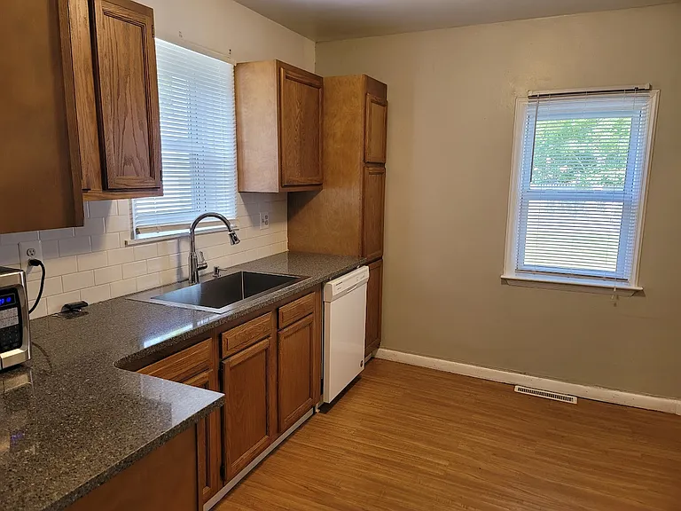 21395 Oxford Ave — Photo 7
