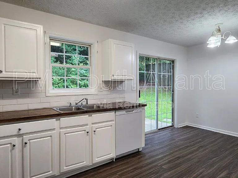 588 Hunnicutt Rd SE — Photo 10