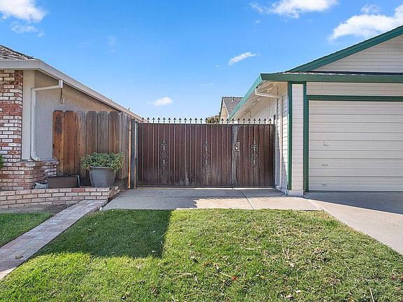 4th image of 1247 Sweetbrier Pl