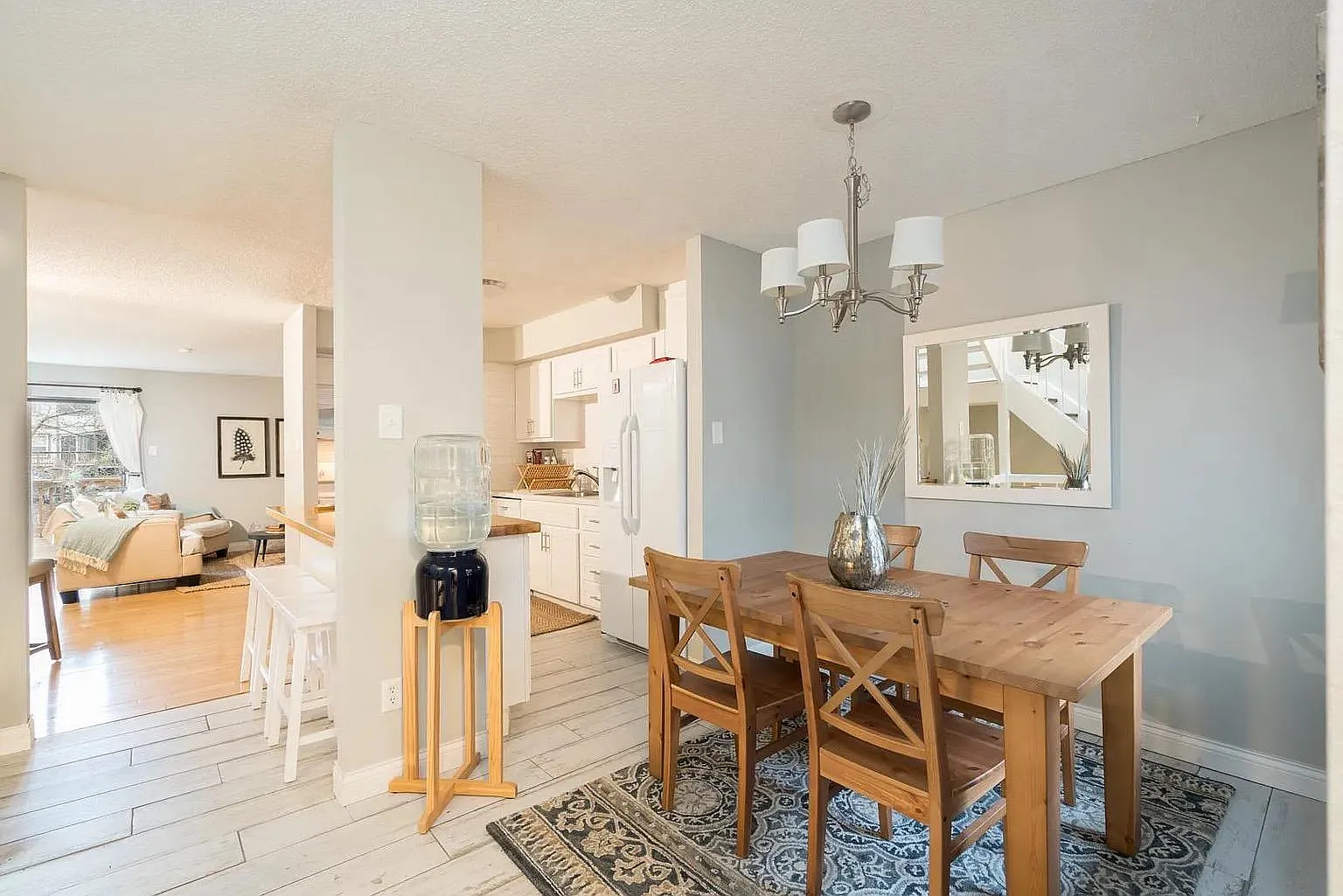 4 bed, 2.5 bath, 1950 sqft, $5,100 — Photo 3
