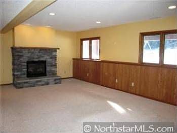 4th image of 1370 Surrey Ln