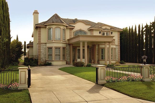 LUXURIOUS NEWER ESTATE