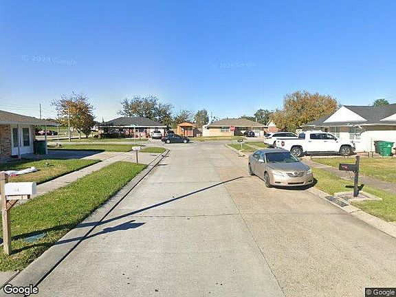 Exterior Neighborhood (street photo)