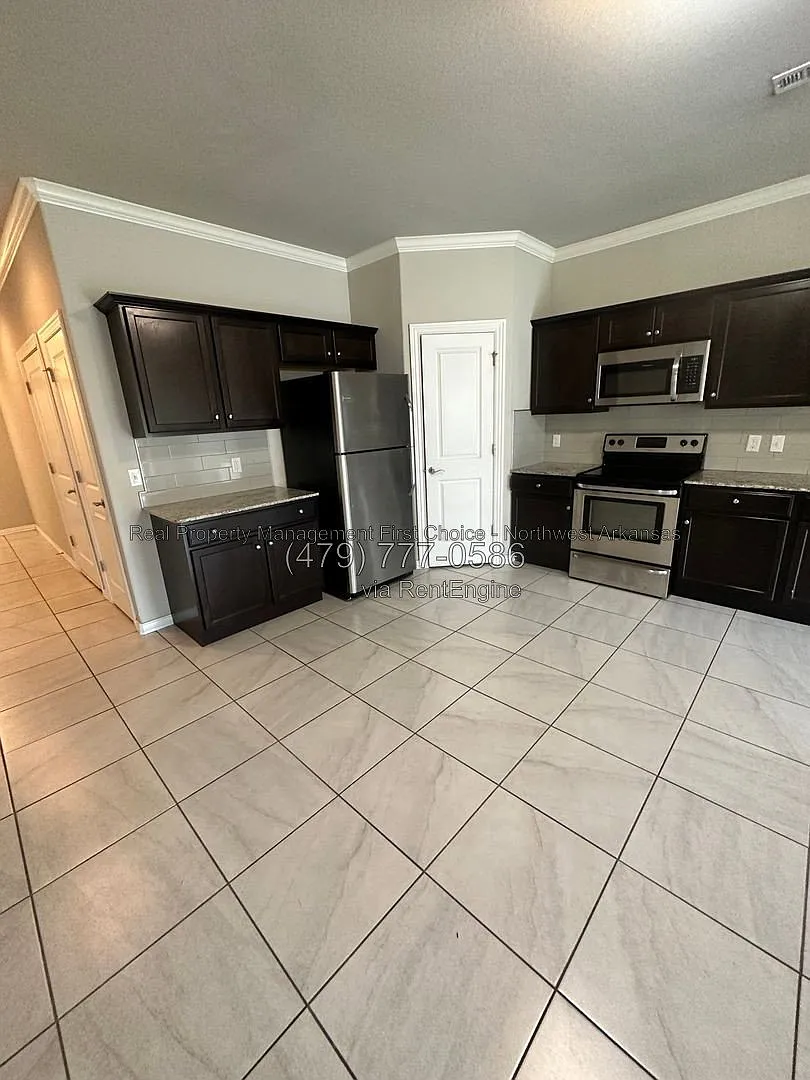 3 bed, 2.5 bath, 1550 sqft, $1,600 — Photo 3