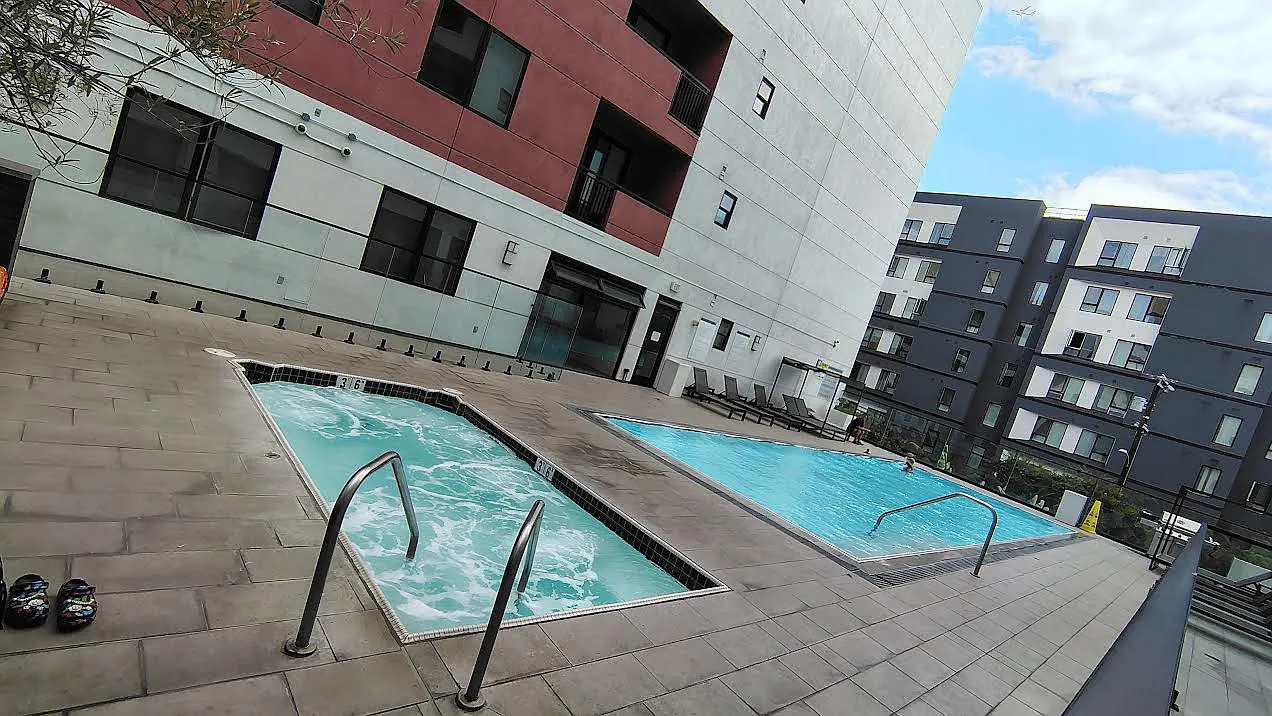 1 bed, 830 sqft, $2,468 — Photo 3