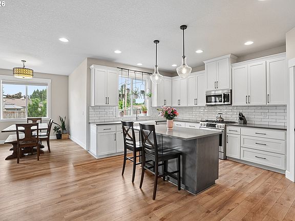 3rd image of 896 SE 43rd Ave