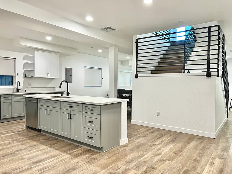 1587 West 35th Street — Photo 5