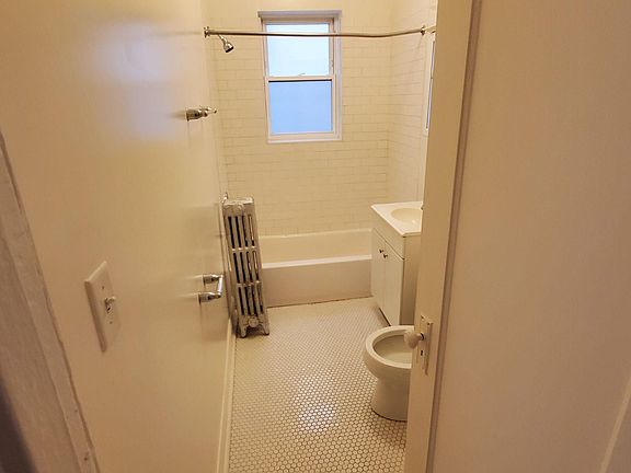4th image of 2650 N Hamlin Ave #1